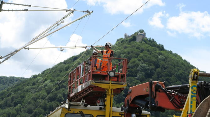Mitarbeiter der Firma SPL Powerlines Austria inspizieren den frisch gelegten Fahrdraht unterhalb der Ruine Hohenurach. Sie fahre