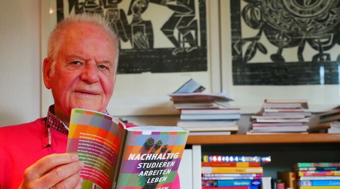 Peter Krötz hat das Buch in Eigenregie herausgebracht. Es umfasst 144 Seiten.  FOTO: LEISTER