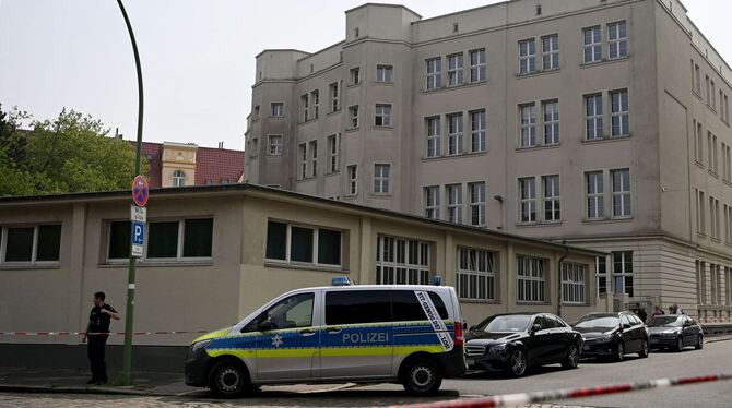 Täter schießt an Schule in Bremerhaven und verletzt Frau Täter schießt an Schule in Bremerhaven und verletzt Frau