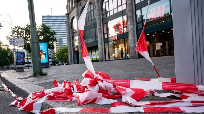 Auto fährt in Berlin in Menschenmenge