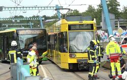 Verletzte bei Zusammenstoß von Bus und Straßenbahn