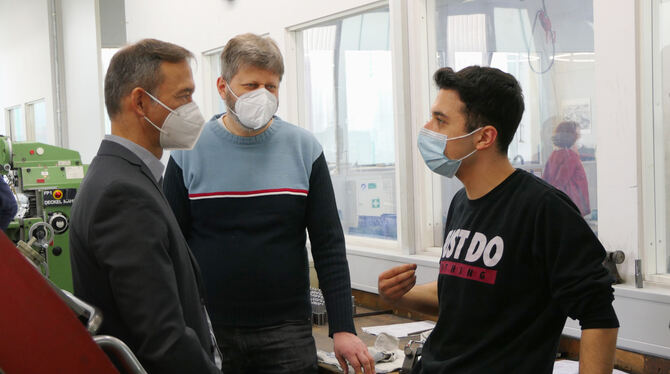 Pascal Kober (links) und Bernhard Mutschler, Vorstand der Bruderhaus-Diakonie, im Gespräch mit einem Auszubildenden in der Pfull