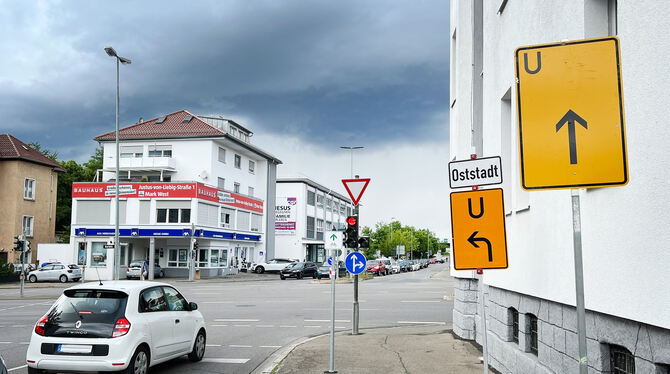 Lieber nicht: Links abbiegen ist an der Kreuzung Karlstraße verboten. Lieber nicht: Links abbiegen ist an der Kreuzung Karlstraße verboten.