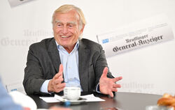 Vital und gut gelaunt: Helmut Haussmann analysiert messerscharf die geopolitische Lage bei seinem Redaktionsbesuch beim GEA.  FO