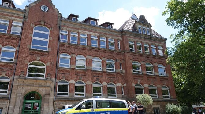 Polizei-Einsatz vor Schule in Esslingen