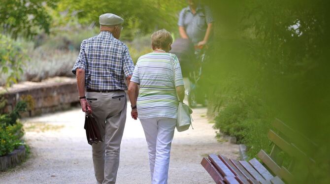 Älteres Paar im Kurpark