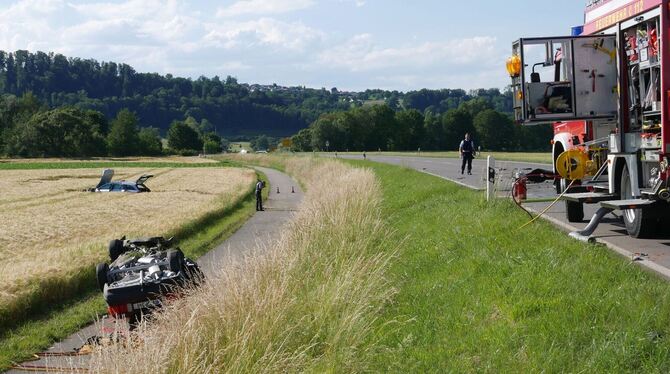 Ein Toter und drei Verletzte bei Autounfall
