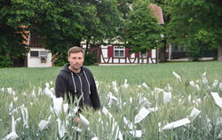 Tobias Konrad auf einem Versuchsfeld am Oberen Lindenhof: Hier wächst die Roggen-Weizen-Kreuzung Triticale, deren Ähren mit Tütc