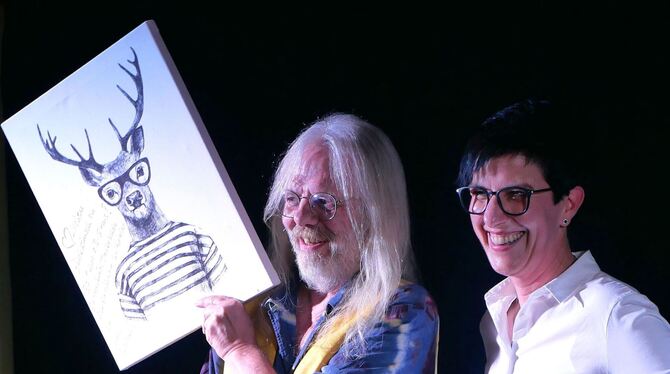 Metzingens Oberbürgermeisterin Carmen Haberstroh (rechts) gratulierte Walter Dieterle zum 30-jährigen Bestehen des Kulturvereins