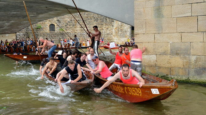 Am Nadelöhr an der Eberhardsbrücke, wo der Pfeiler zu umrunden ist, wird es wieder eng und hektisch. ARCHIVFOTO: STRAUB Am Nadelöhr an der Eberhardsbrücke, wo der Pfeiler zu umrunden ist, wird es wieder eng und hektisch. ARCHIVFOTO: STRAUB