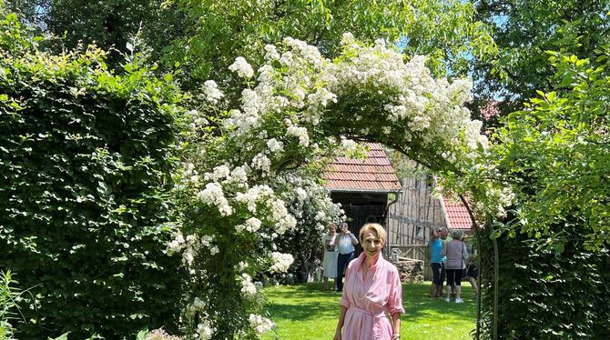 Iris Braun unterm Rosenbogen in ihrem Garten in Kusterdingen.