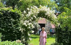 Iris Braun unterm Rosenbogen in ihrem Garten in Kusterdingen.