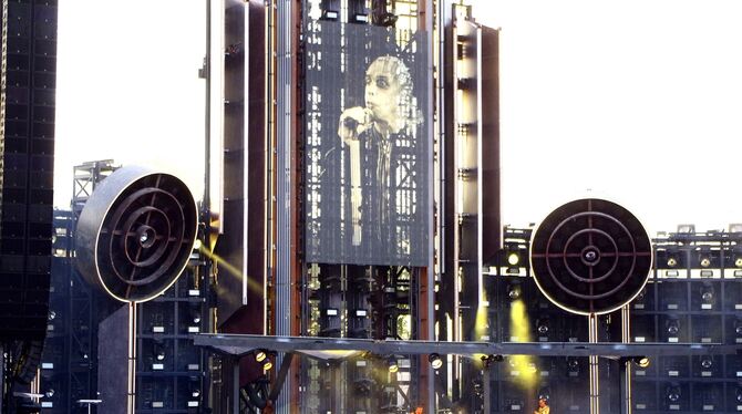 Projektion von Till Lindemann auf einem »Mordor«-artigen Bühnenturm: Rammstein ließen es in Bad Cannstatt krachen.  FOTO: BECKER