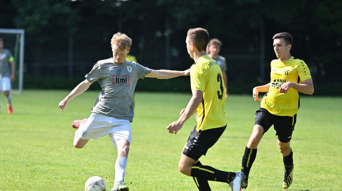 Moritz Mayer (links) erzielt in der 80. Minute den 1:0-Siegtreffer für den TSV Sickenhausen in der Partie gegen den TSV Dettinge