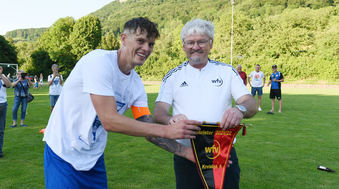Staffelleiter Klaus Rapp überreicht Max Schraitle den Wimpel. FOTOS: TBAUR/EIBNER Staffelleiter Klaus Rapp überreicht Max Schraitle den Wimpel. FOTOS: TBAUR/EIBNER