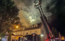 Mehrfamilienhaus gerät nach Blitzeinschlag in Brand