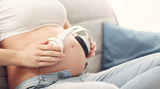 Der Frage, wie viel Neu- und Ungeborene wahrnehmen können, sind Tübinger Forscher nachgegangen.  FOTO: MACNIAK/ADOBE STOCK