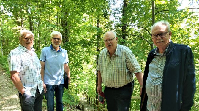 Der Verschönerungsverein Bad Urach hat vor 20 Jahren die »versunkene« Himmelsleiter wiederentdeckt und hergerichtet. Auf dem Bil Der Verschönerungsverein Bad Urach hat vor 20 Jahren die »versunkene« Himmelsleiter wiederentdeckt und hergerichtet. Auf dem Bil