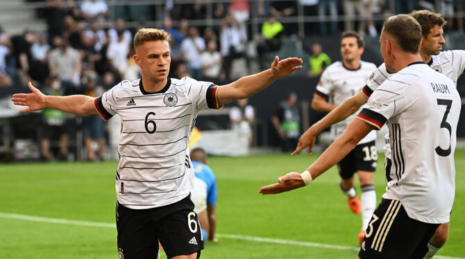 Großer Jubel: Deutschlands Torschütze zum 1:0 Joshua Kimmich (Mitte) und David Raum freuen sich über den 5:2-Prestigesieg gegen