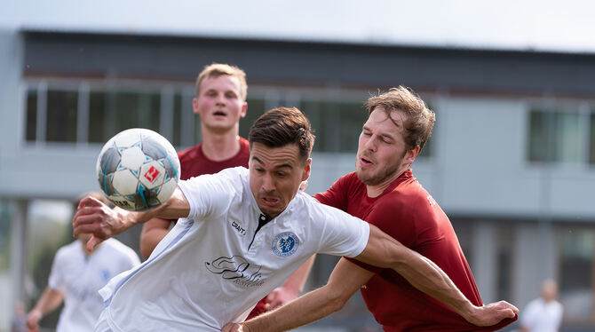 Volle Kraft voraus: Young-Boys-Torjäger Aleksandar Krsic (links, im Duell mit Bastian Seufert vom FC Rottenburg). FOTO: FRANK/ E