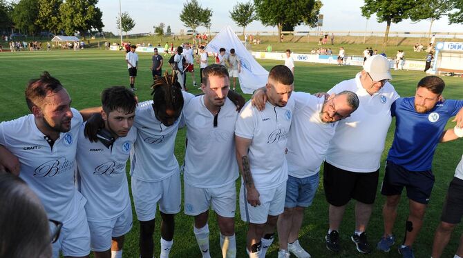 Jubel bei den Young Boys Reutlingen nach dem 2:1-Sieg gegen den TSV Oberensingen.   FOTO: JOACHIM BAUR