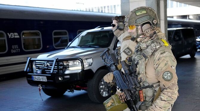 Soldaten am Bahnhof in Kiew Soldaten am Bahnhof in Kiew