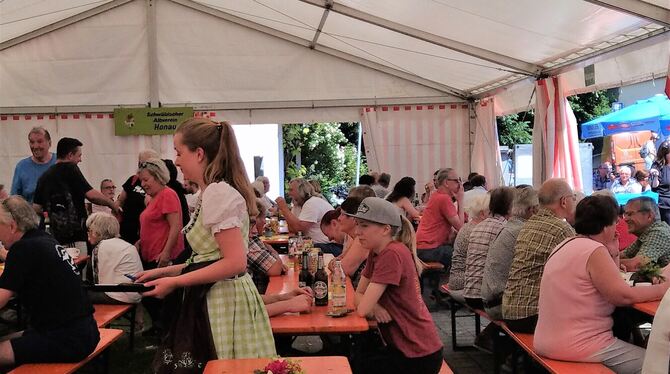 Feste im Doppelpack: Sowohl das Olgahöhlenfest als auch der Markt am Haus Sonnenfels waren am Feiertag sehr gut besucht.  FOTOS: