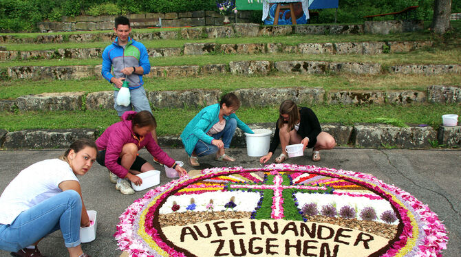 Aufwendig gestaltete bunte Blumenteppiche gehören an Fronleichnam zur Tradition.  FOTO: LEIPPERT