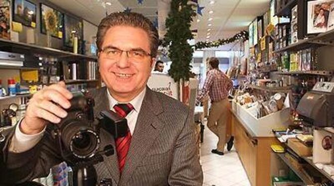 Kehrt der Reutlinger Kundschaft nur ungern den Rücken: Fotografenmeister Hans-Peter Dohm.
FOTO: TRINKHAUS