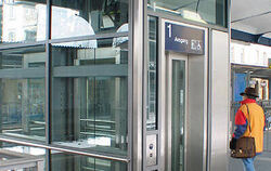 Sie tragen vier Tonnen - so die Aufzüge am Bahnhof denn funktionieren. GEA-FOTO: DÖRR
