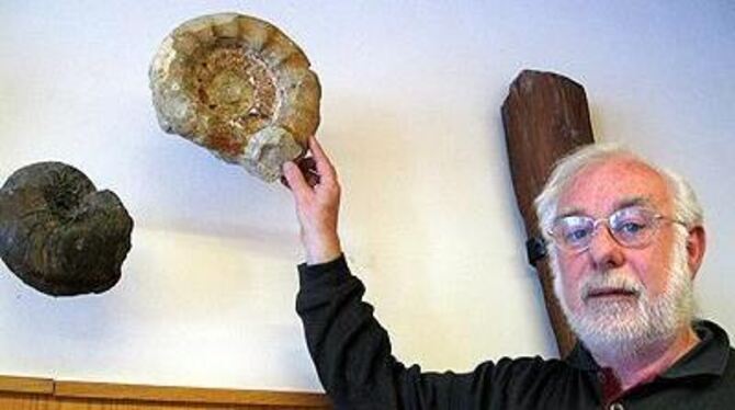 Die meisten Steine und Versteinerungen, die allenthalben die Erpfinger Jugendherberge schmücken, hat Wolfgang Richter selbst gesammelt. Für dieses Hobby und etliche andere Pläne wird er ab März, wenn er im Ruhestand ist, mehr Zeit haben.
GEA-FOTO: PS