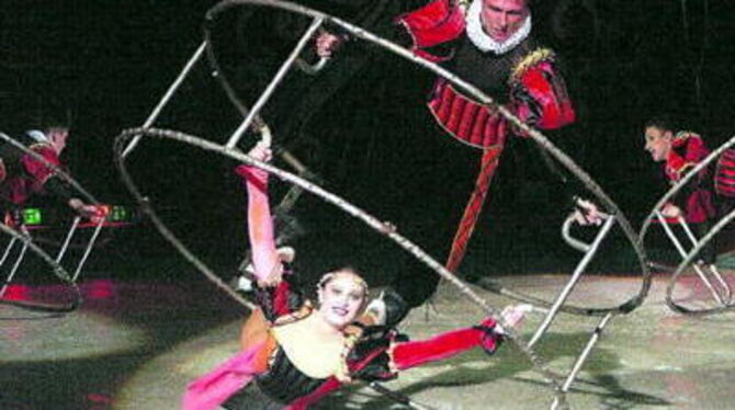 Höchste Konzentration auf rutschigem Untergrund: Die Artisten des »Moscow Circus on Ice«.
FOTO: PR