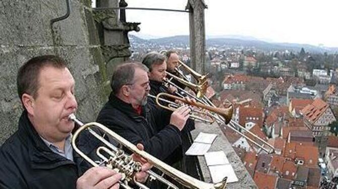 Schwindelfrei und musikalisch: Am Weihnachtstag spielen die Turmbläser ausnahmsweise um 12 Uhr.
FOTO: REISNER