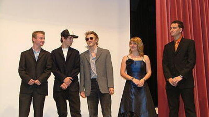 Einen Hauch von Hollywood brachte die Schülermitverwaltung mit dem »1. Neckartenzlinger Filmfestival« ins örtliche Gymnasium. Julian Rosenkranz, Julian von Thumb, Maximilian Parakenings, Lisa Parakenings und Florian Beutenmüller (von links) machten nicht nur im 40-köpfigen Organisationsteam mit, sondern kümmerten sich beim Filmdrehen als Mentoren auch um die unteren Klassen. Übrigens: Neuauflage des Filmfestivals im kommenden Jahr nicht ausgeschlossen.
FOTO: MÜLLER