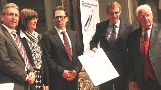 Stabwechsel bei der Kreishandwerkerschaft Reutlingen (von links): Ewald Heinzelmann, Harald Herrmanns Frau Sabine Wenz,  Dieter