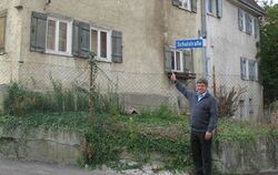 Bürgermeister Egon Betz vor dem maroden Haus in der Schulstraße 2.  GEA-FOTO: -JK