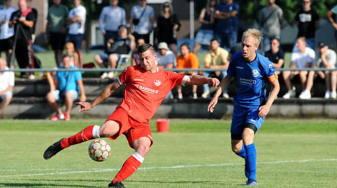 Tim Löffler (links) schießt den TSV Ofterdingen in die zwei Relegationsrunde. 18 Matthias Ade von der Spvgg Freudenstadt bleibt