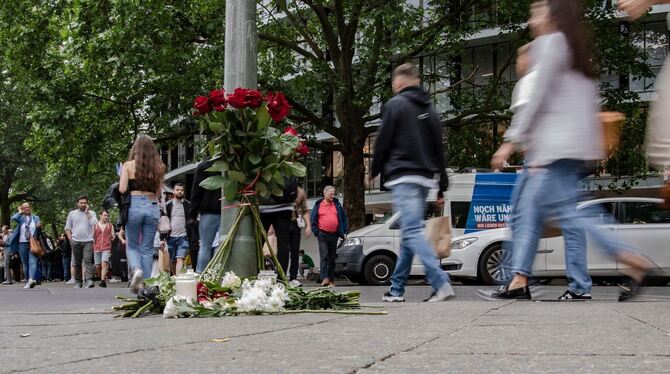 Auto fährt in Berlin in Menschenmenge