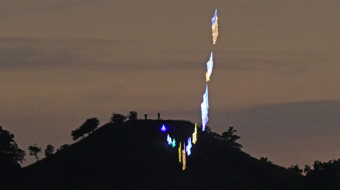 Ein unbekannter Lichtkünstler hat am späten Donnerstagabend eine leuchtende »Wäscheleine« über dem Pfullinger Nachthimmel aufgeh