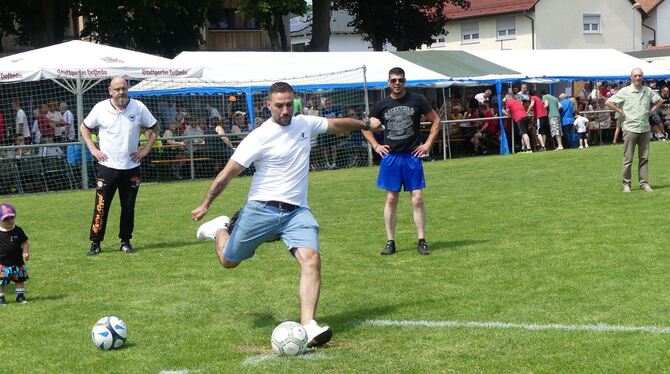 Ohne Stollenschuhe beim Elfmeterturnier. Ob der Ball den Weg ins Tor fand?  FOTOS: SANDER