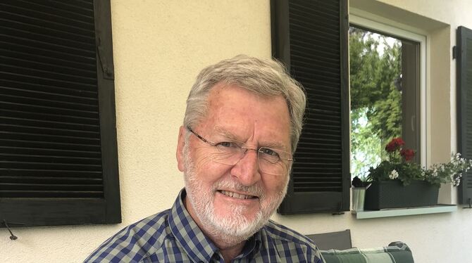 Gebhard Koll freut sich, die Ehrennadel zu bekommen und ist seinen Kollegen dankbar für die Unterstützung. FOTO: INCI Gebhard Koll freut sich, die Ehrennadel zu bekommen und ist seinen Kollegen dankbar für die Unterstützung. FOTO: INCI