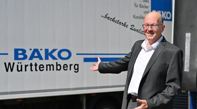 Joost Nicolai Bremer, Vorstandssprecher der Bäko Südwürttemberg in Reutlingen, zeigt auf einen Lastwagen mit der Aufschrift der