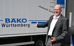 Joost Nicolai Bremer, Vorstandssprecher der Bäko Südwürttemberg in Reutlingen, zeigt auf einen Lastwagen mit der Aufschrift der 