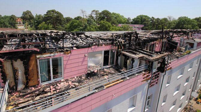 Zwei Feuerwehrleute bei Brand verletzt: Millionen-Schaden