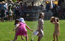 Willkommene Abkühlung am Rasensprenger der Aquarienfreunde