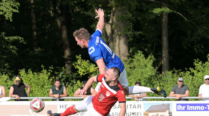Fatih Demir (am Boden) und der Anadolu SV haben gegen die SGM Altingen/Entringen (oben Robin Hermenau) vor 650 Zuschauern in Mäh