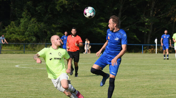 Andreas Kern (rechts), gestern in Engstingen Schwungrad im Spiel des FV Bad Urach, im Duell mit Robin Bayer vom FC Sonnenbühl.