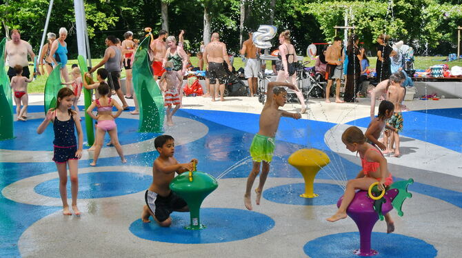 Der neue Splashpark kommt bei den jüngeren Freibadbesuchern offenkundig gut an.