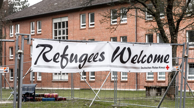Ein Transparent mit der Aufschrift »Refugees Welcome« hängt vor einer Unterkunft für Flüchtlinge.