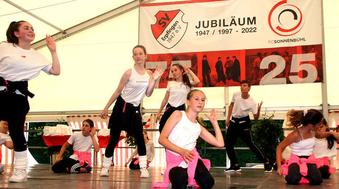 Die Hip-Hop-Gruppen des SV Erpfingen sorgten mit schmissigen Tänzen für Kurzweil.  FOTOS: LEIPPERT